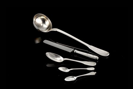 Parte di servizio di posate in argento composto da ventisei cucchiai da...