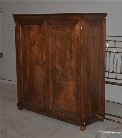 Piccolo armadio lastronato a due ante riquadrate. Secolo XIX (cm 150x160x53)...