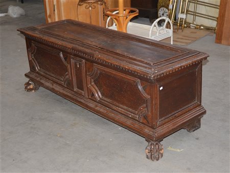 Cassapanca in noce con fronte, fianchi e coperchio pannellati. Centro Italia...