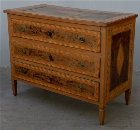 Comò a tre cassetti con piano, fronte e fianchi intarsiati a motivi...