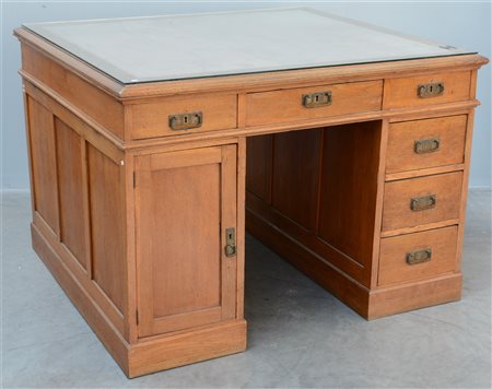 Scrivania doppia con sei cassetti e uno sportello su ambo i lati, piano con...