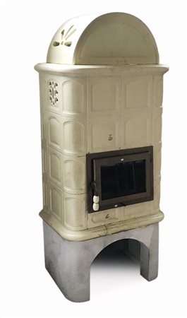 Stufa a legna in ceramica a tre elementi color avorio decorata a formelle...