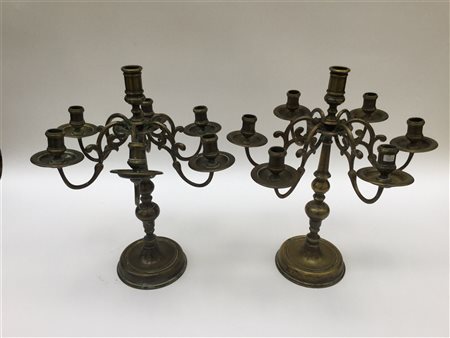 Coppia di candelieri a sette fiamme in bronzo con fusto tornito, braccia...