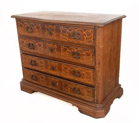 Comò a quattro cassetti intarsiato a motivi vegetali e fiori. Piedi a...