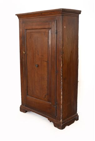 Armadietto in noce ad un'anta pannellata e riquadrata, piedi a mensola (cm...