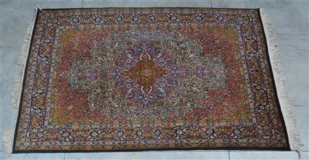 Tappeto Keshan, Persia secolo XX. Annodato in lana e seta. Disegno a...