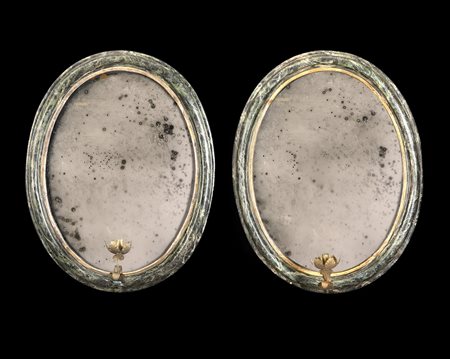 Coppia di appliques ad una fiamma in legno laccato con fondo a specchio di...