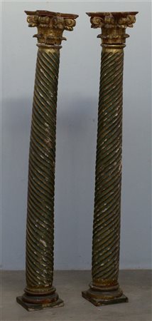 Coppia di colonne tortili in legno intagliato dorato e laccato, fine secolo...