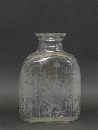 Vaso in vetro a base esagonale con decori floreali molati, secolo XIX (h cm 32)