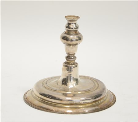 Base in argento a corpo liscio. Punzoni di Milano, secolo XIX (difetti e...