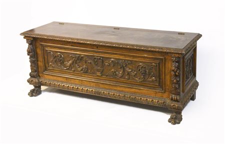 Cassapanca in legno intagliato a motivi rinascimentali, montanti scolpiti a...