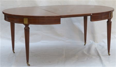 Tavolo in mogano allungabile di forma ovale, fascia decorata con riquadri...