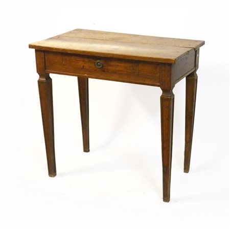 Tavolino ad un cassetto sottopiano, gambe rastremate. Inizio secolo XIX (cm...