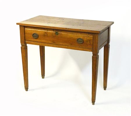 Tavolino ad un cassetto sottopiano, gambe rastremate. Inizio secolo XIX (cm...