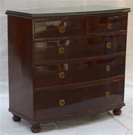 Comò "inglese" in mogano con fronte curvilineo a tre cassetti grandi e due...