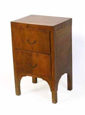 Comodino a due cassetti lastronati in noce, inizio secolo XIX (cm 43x70x35)...