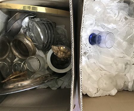 Due cartoni contenenti numerosi oggetti in vetro, metallo e legno (difetti)