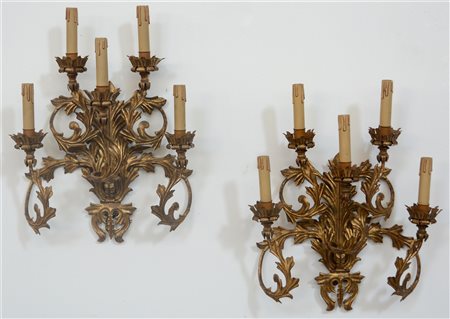 Coppia di appliques a cinque luci in metallo dorato a forma di foglie e con...