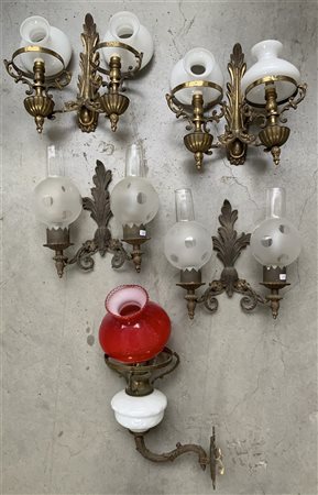 Lotto composto da due coppie di appliques a due fiamme in metallo con...