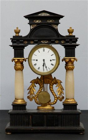 Pendola austriaca da tavolo a portico in ebano con inserti in madreperla con...