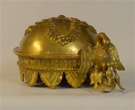 Lotto composto da un puntale di letto a baldacchino e un fregio scolpito con...