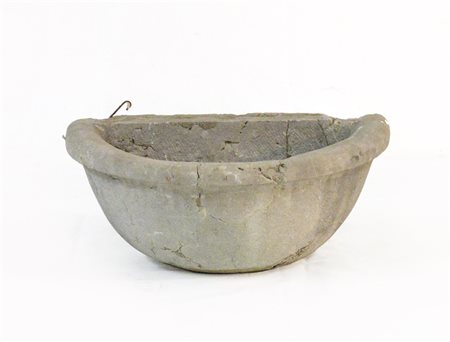 Antica vasca da muro in pietra (cm 66x26x37) (difetti e mancanze)