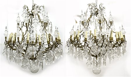 Coppia di lampadari in bronzo dorato a quindici fiamme con pendenti in...