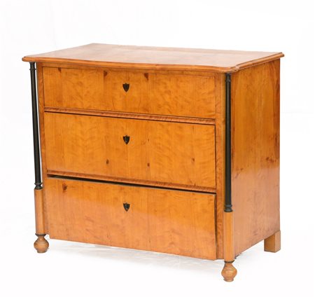 Comoncino "Biedermaier" lastronato in ciliegio a tre cassetti, montanti a...
