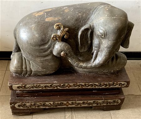 Manifattura indiana. Scultura in legno laccato e dipinto raffigurante...