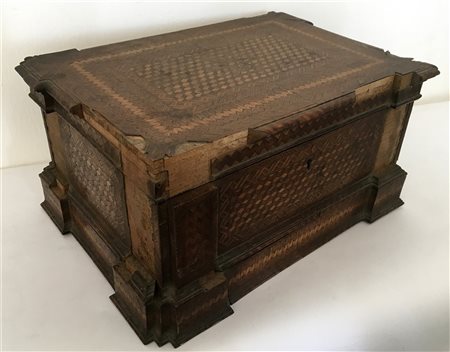 Scatola in legno interamente decorata a marqueterie con scomparti interni....