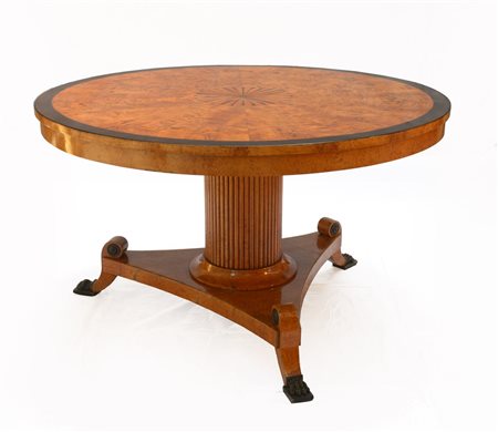 Tavolo con piano tondo lastronato in olmo e centrato da rosone, fascia in...