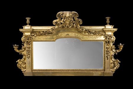 Caminiera in legno intagliato e dorato, montanti a lesene decorati da...