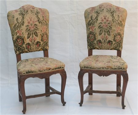 Coppia di sedie in noce con gambe mosse riunite da traverse, rivestite in...