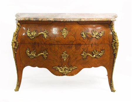 Comò di forma bombata lastronato e intarsiato a motivi vegetali con fronte a...