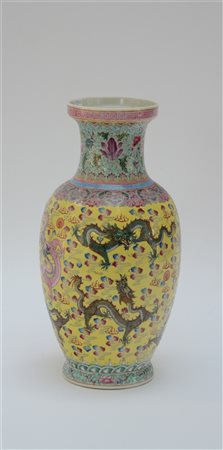 Vaso in porcellana a decoro di draghi e motivi floreali in smalti famiglia...