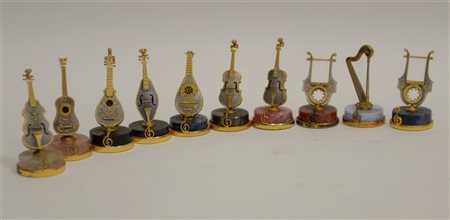 Gruppo di dieci segnaposto in argento, vermeille e pietre dure raffiguranti...