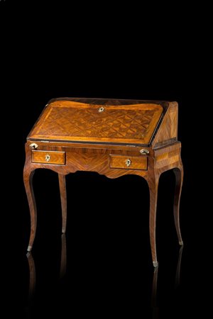 Scrittoio da centro a ribalta lastronato in palissandro e legni vari con anta...