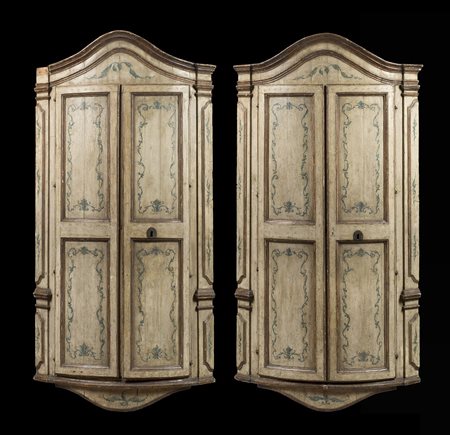 Coppia di angoliere pensili a due ante in legno laccato decorato a fregi...