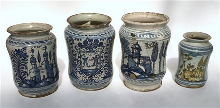 Gruppo di quattro albarelli in maiolica decorata nei toni del blu e in...