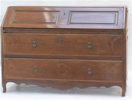 Mobile a ribalta in noce decorata con intarsi geometrici e pennuto al centro....