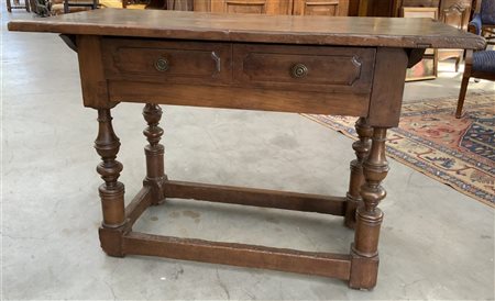 Tavolo "a rocchetto" in noce ad un cassetto nella fascia e gambe tornite...