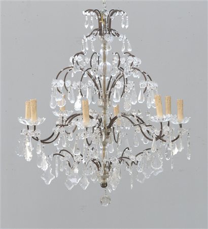 Lampadario a cesto con struttura in metallo a otto luci decorato da pendagli...