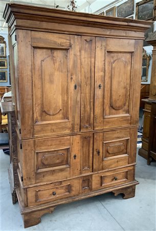 Antica credenza con fronte a quattro ante e due cassetti pannellati. Piedi a...