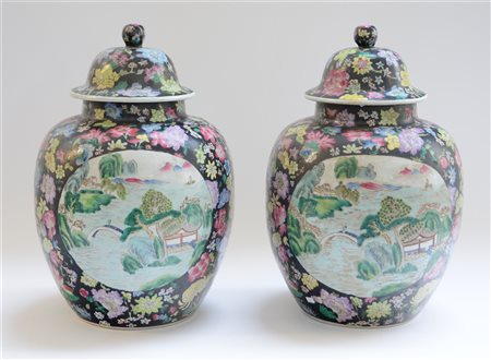 Coppia di vasi a potiches in porcellana con coperchio decorati con peasaggi e...