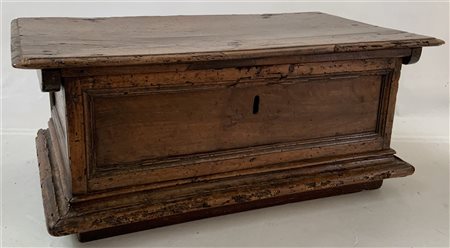 Forziere in noce con fronte e fianchi pannellati. Secolo XVII (cm 66x30x36)...
