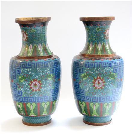 Coppia di vasi cloisonnè decorati a motivi geometrici e floreali (h cm 50)...