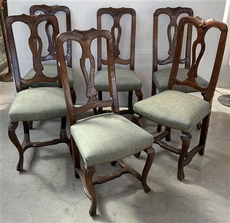 Gruppo di sei sedie in noce con schienale traforato intagliato a campanula....