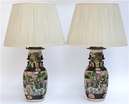 Coppia di vasi in porcellana policroma montati a lampada decorati con scene...