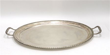 Vassoio biansato in argento con bordo ed anse decorati a motivo cordonato,...