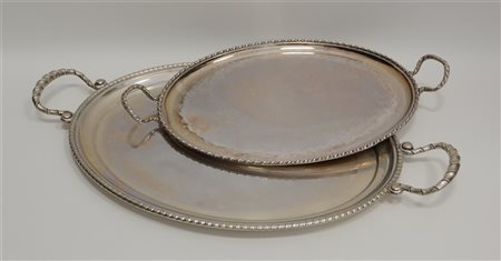 Lotto composto da due vassoi biansati in argento con anse e bordi a motivi...